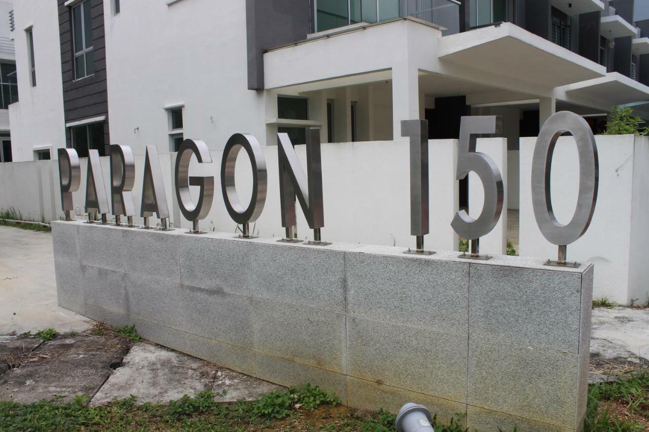 Paragon 150 Hotel Seri Kembangan Kültér fotó